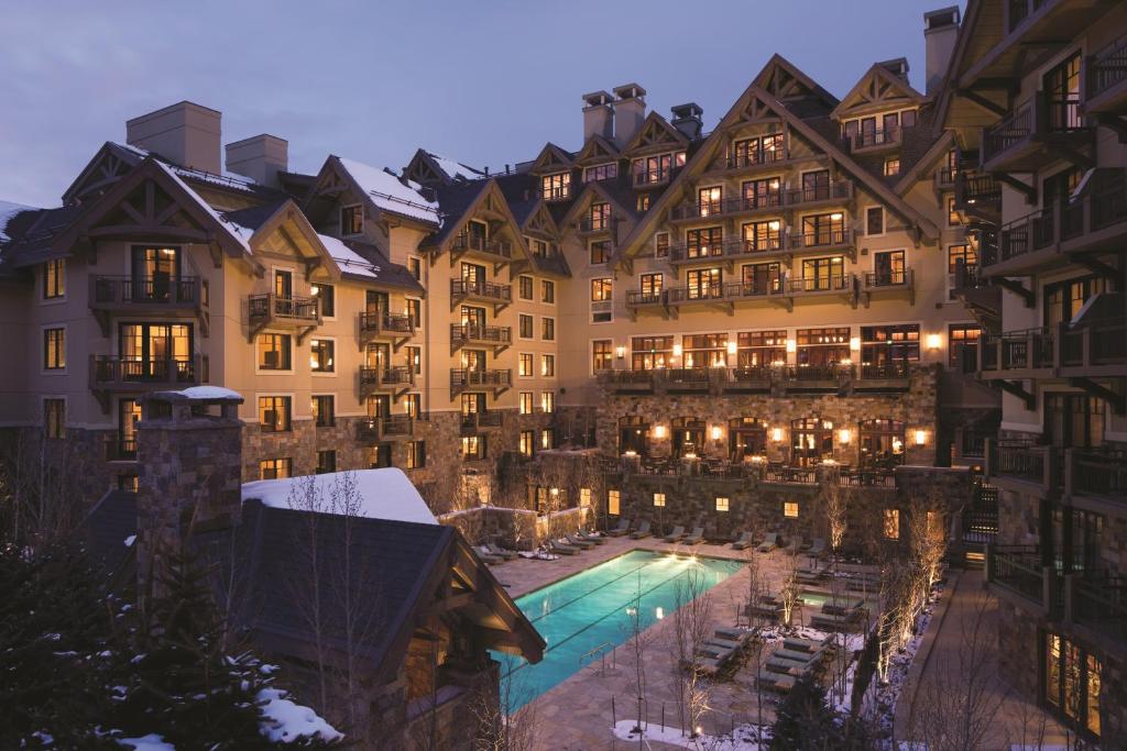 vista para um hotel com piscina em Four Seasons Resort Vail em Vail