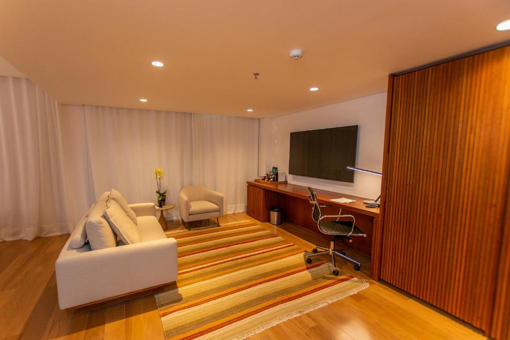 Uma TV ou centro de entretenimento em Quality Hotel Pampulha & Convention Center