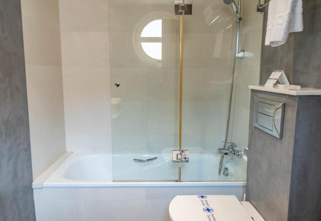 Koupelna v ubytování Hotel J. Balmes Vic