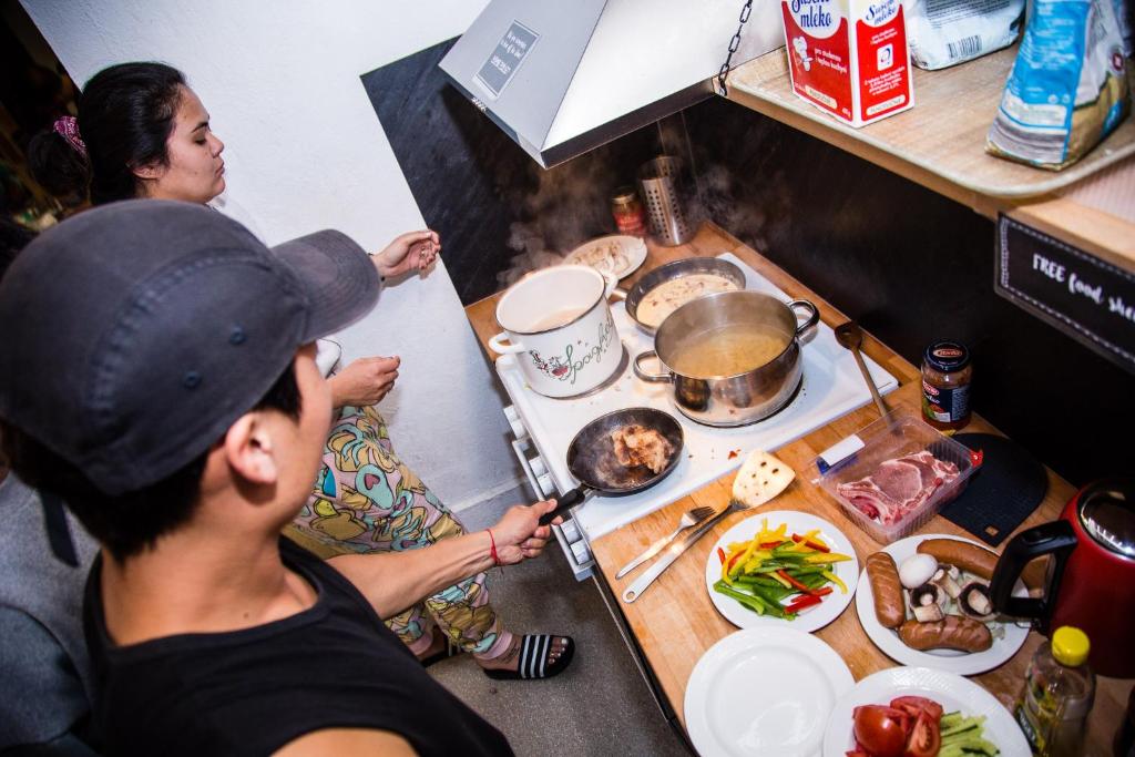 Jídlo v hostelu nebo okolí