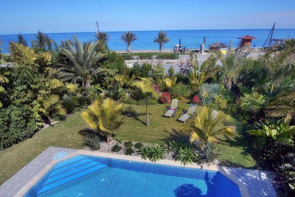 Bazén v ubytování Seafront 3 bedroom villa Medea with private pool and garden. nebo v jeho okolí