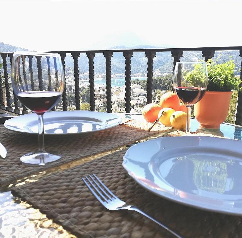 een tafel met twee glazen wijn op een balkon bij Alojamiento Migjorn in Sóller