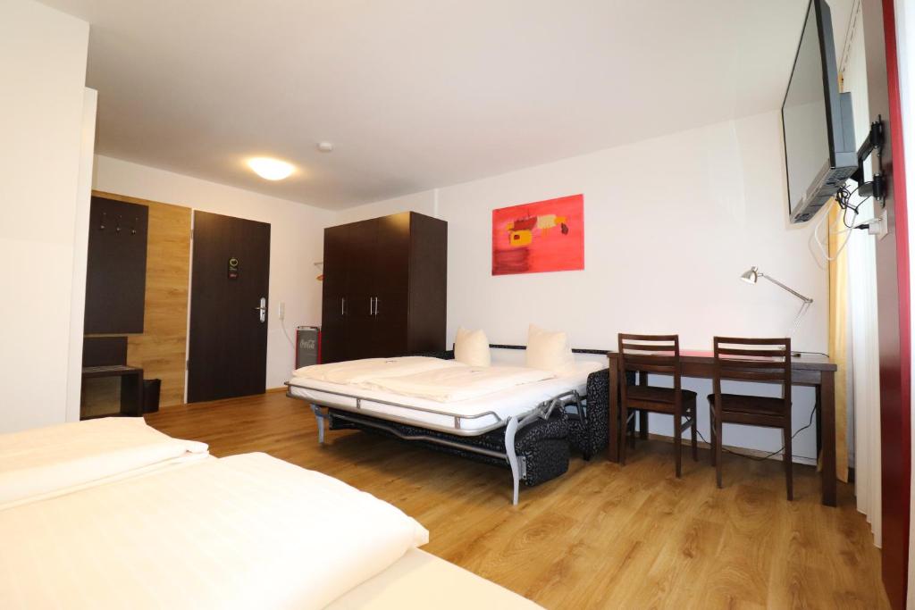 Postel nebo postele na pokoji v ubytování iQ-Hotel