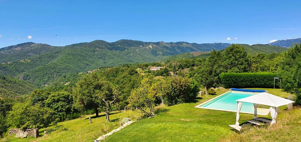 una villa con piscina y sombrilla en La Grange - Chez Gisi - für Naturliebhaber, Abenteurer und Geniesser, en Rocles