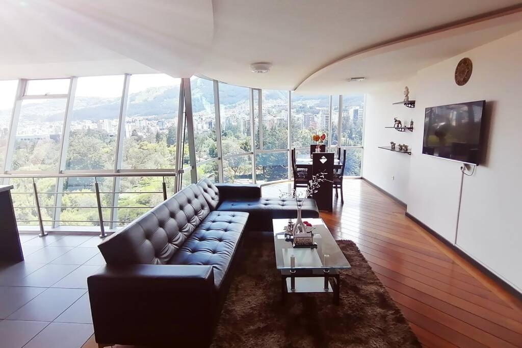 sala de estar con sofá y mesa en 360 PARK VIEW, en Quito