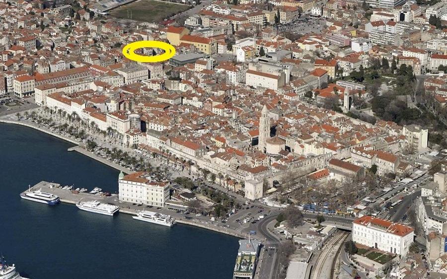 un frisbee jaune survole une ville dans l'établissement Guesthouse Fjaka, à Split