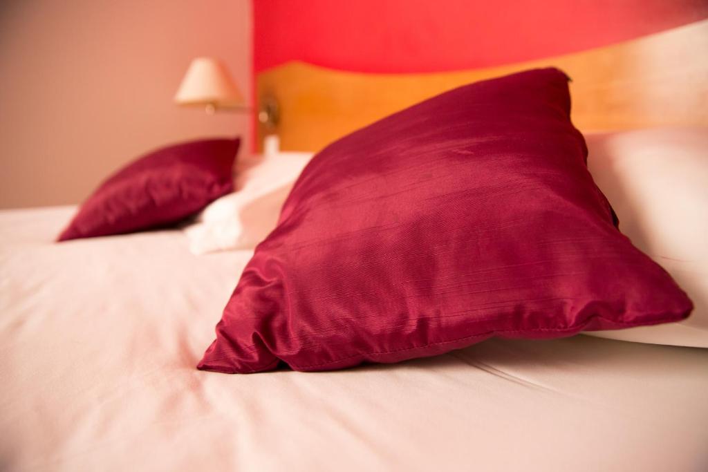 Una cama o camas en una habitación de Le Clocher de Rodez Centre Gare