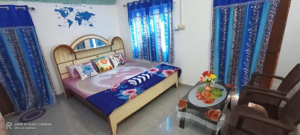 a childs bedroom with a bed and a table at Hostel Buddha Khajuraho in Khajurāho
