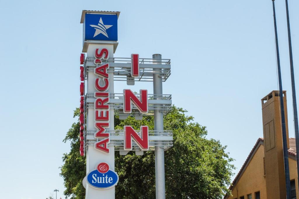un panneau pour un fast-food dans une rue dans l'établissement America's Inn Houston/Stafford /Sugarland, à Houston