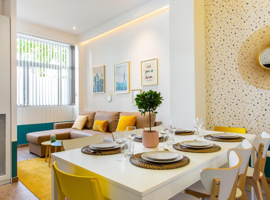 un salon avec une table et un canapé dans l'établissement Amazing apartment - 3BR-10P - Nation, à Paris