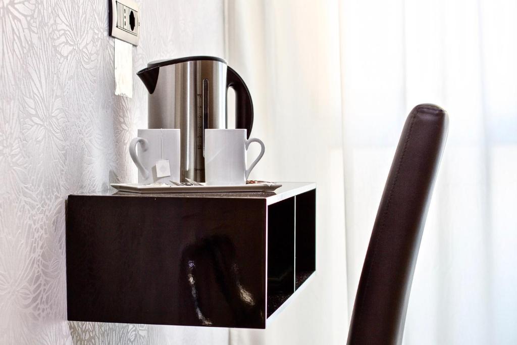 Příslušenství pro přípravu čaje a kávy v ubytování Aiello Rooms