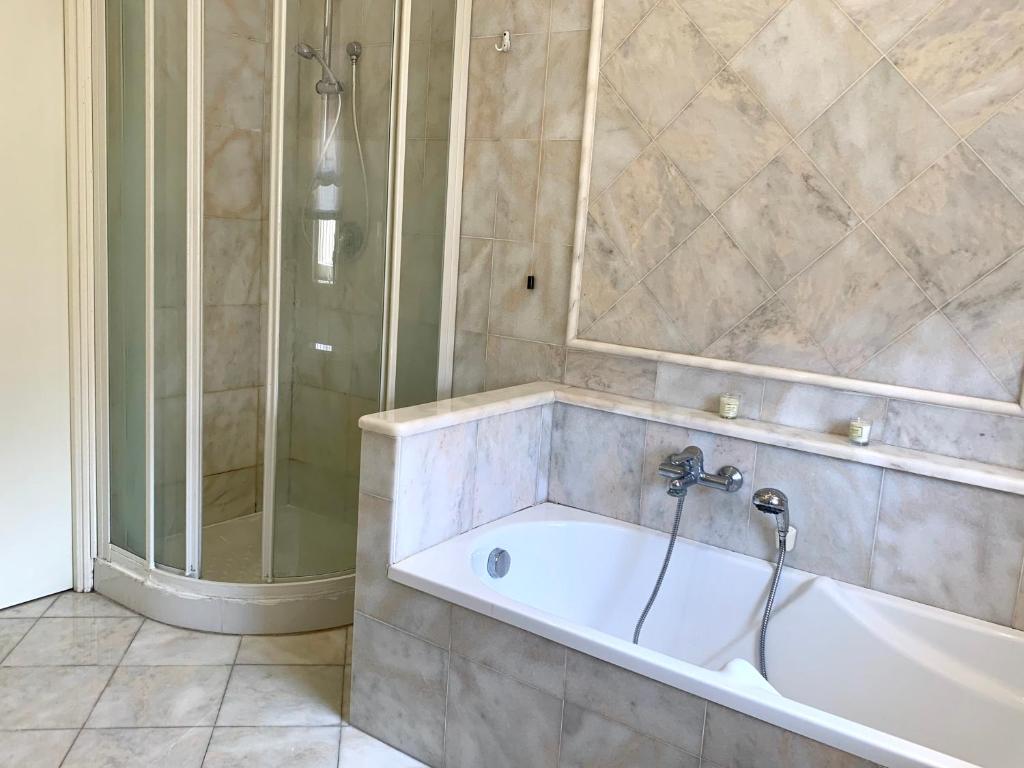 W łazience znajduje się wanna i prysznic. w obiekcie Monkey w mieście Reggio di Calabria
