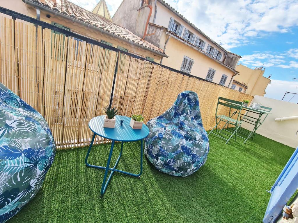 une terrasse avec 2 chaises, une table et une clôture dans l'établissement GregBnb-com - Centre Ancien - Studio Roof-Top - CLIMATISÉ - 5eme étage, à Toulon