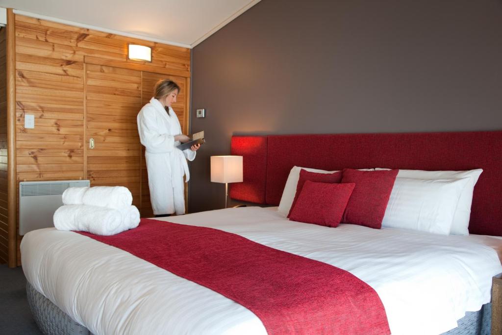 Кровать или кровати в номере The Perisher Valley Hotel