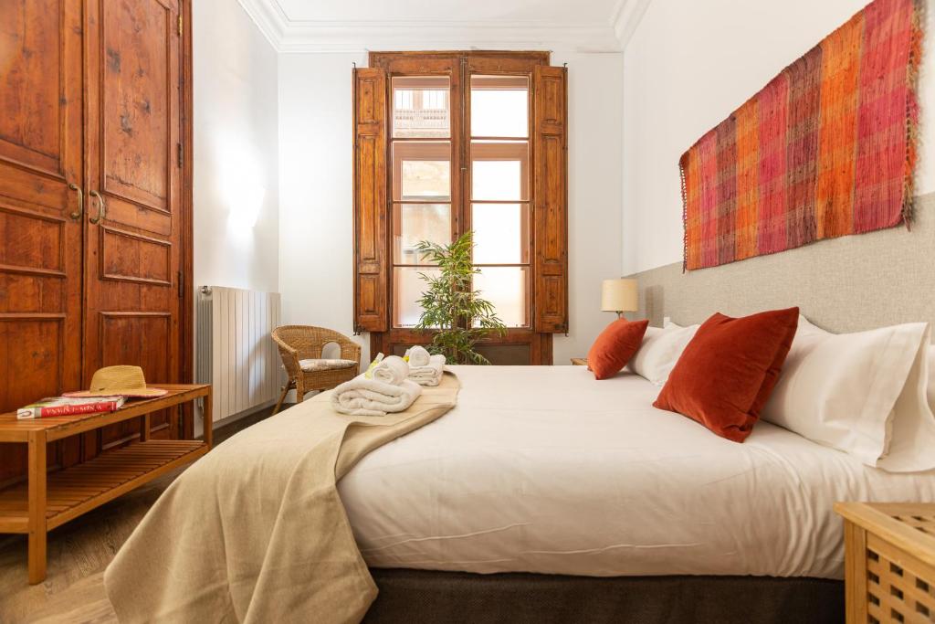 Cama o camas de una habitación en Great Spacious Apartment in the Gothic District City Center