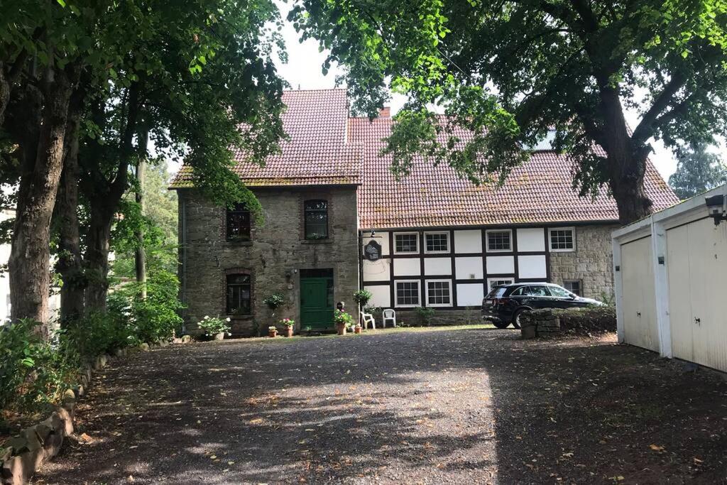 una casa con un coche aparcado delante de ella en Alte Post Linderhofe (Extertal), en Extertal