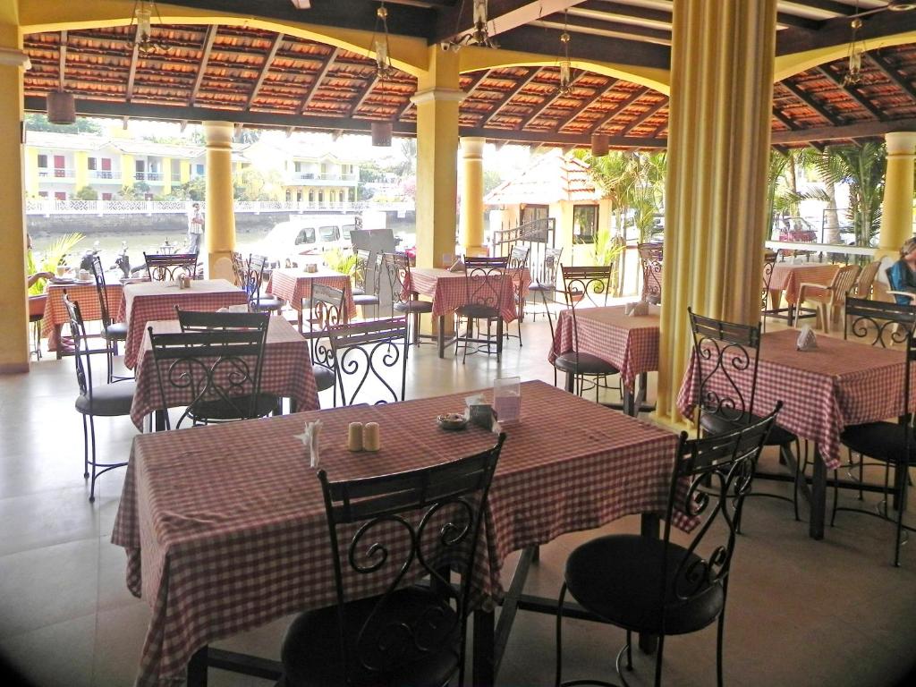 Restaurace v ubytování Riverside Regency Resort