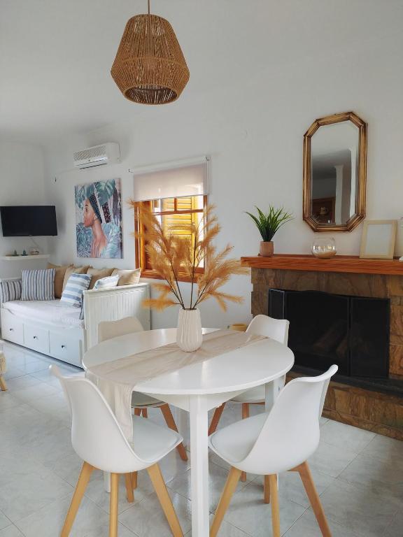 TV a/nebo společenská místnost v ubytování Pelagos House "the seaside experience"