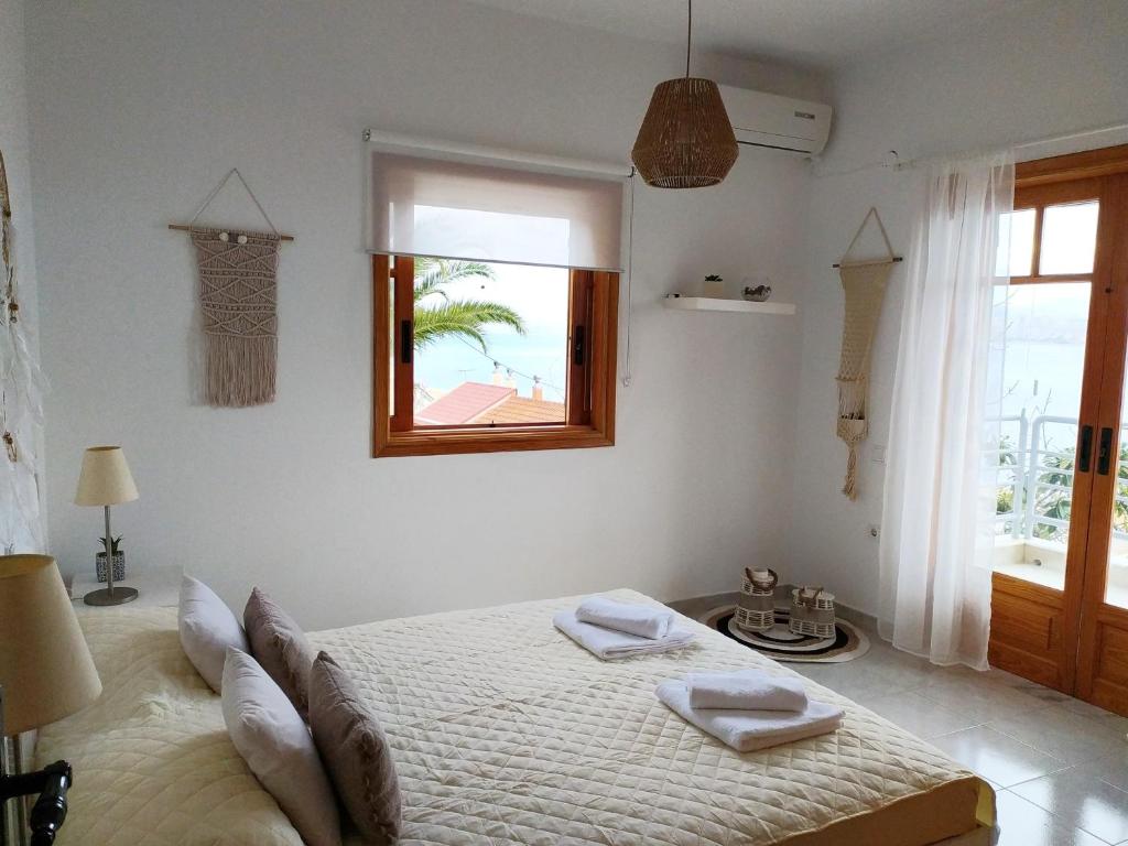 Postel nebo postele na pokoji v ubytování Pelagos House "the seaside experience"