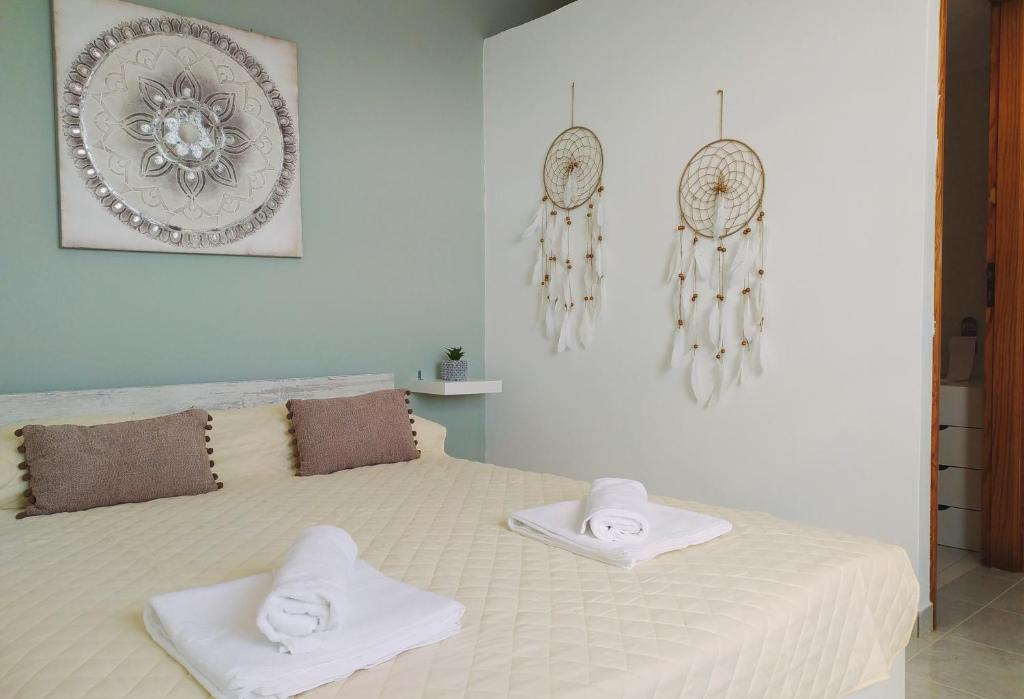 Postel nebo postele na pokoji v ubytování Pelagos House "the seaside experience"
