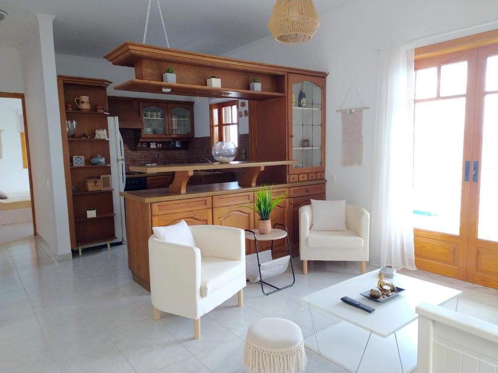 Kuchyň nebo kuchyňský kout v ubytování Pelagos House "the seaside experience"
