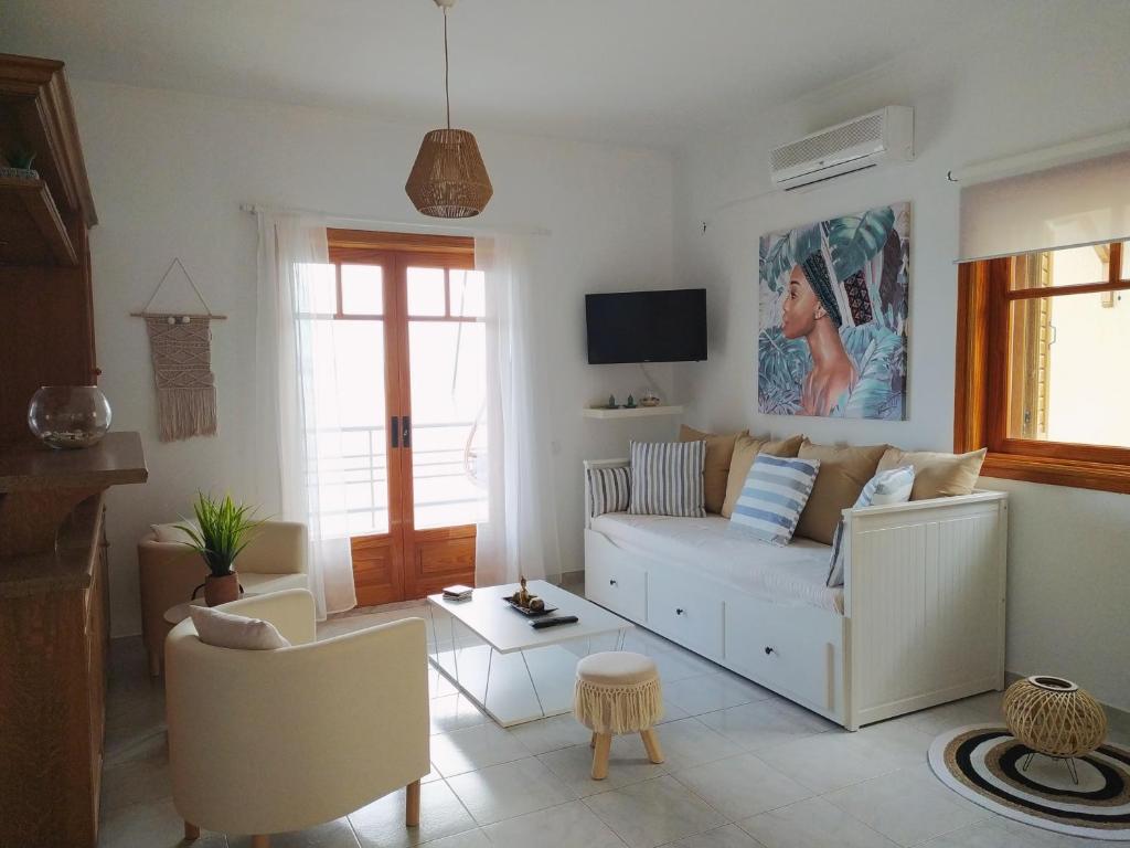 TV a/nebo společenská místnost v ubytování Pelagos House "the seaside experience"