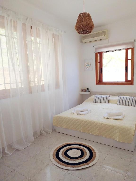 Postel nebo postele na pokoji v ubytování Pelagos House "the seaside experience"
