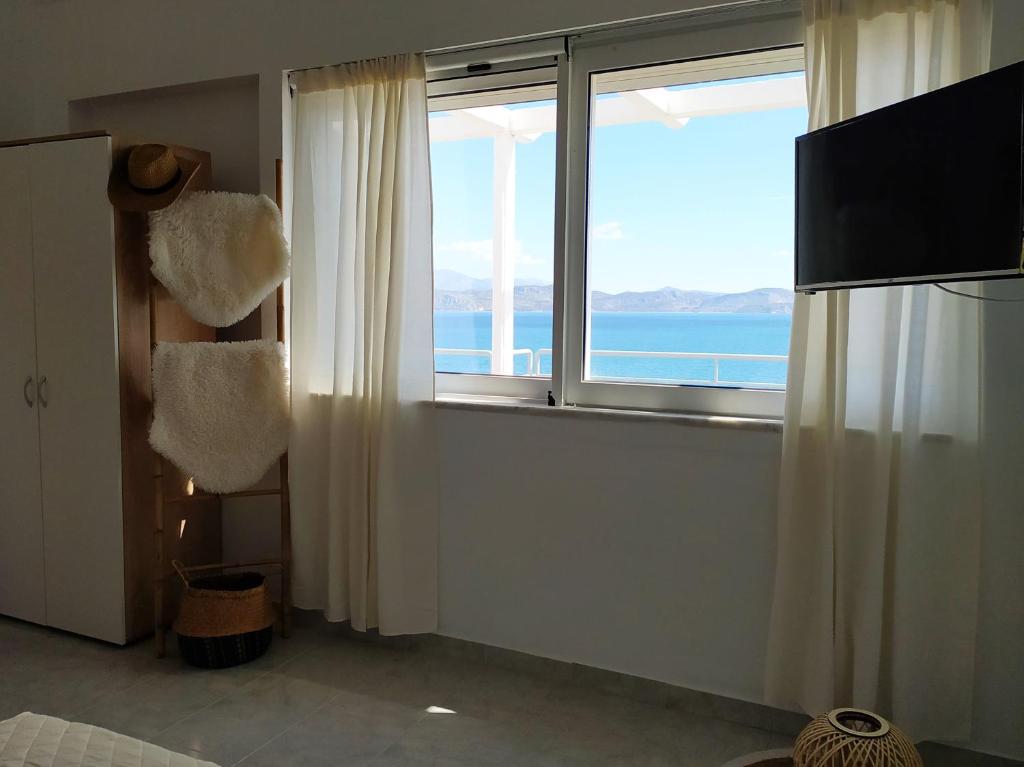 TV a/nebo společenská místnost v ubytování Pelagos House "the seaside experience"