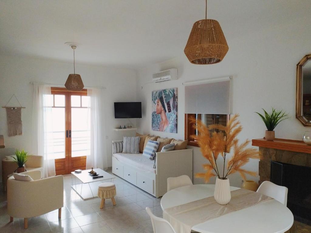 TV a/nebo společenská místnost v ubytování Pelagos House "the seaside experience"