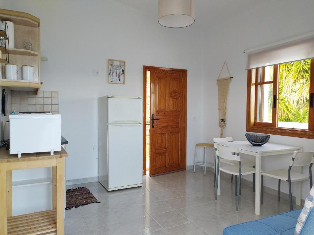 Kuchyň nebo kuchyňský kout v ubytování Pelagos House "the seaside experience"
