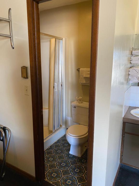 Burr Oak Motel - Habitación De La Reina