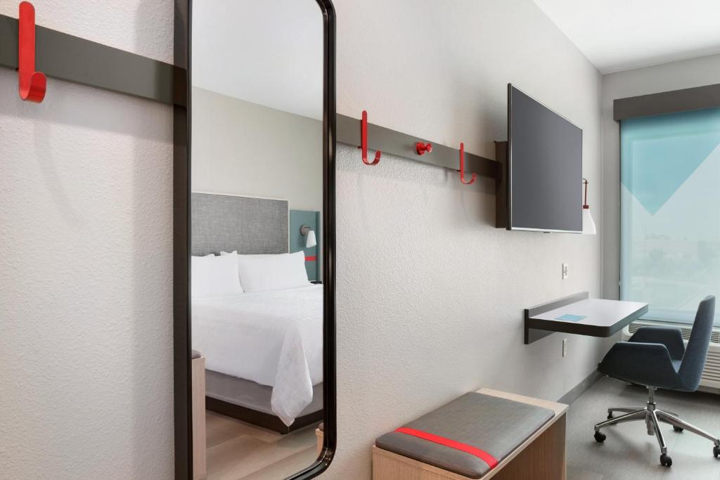 Postel nebo postele na pokoji v ubytování avid hotel Wenatchee by IHG