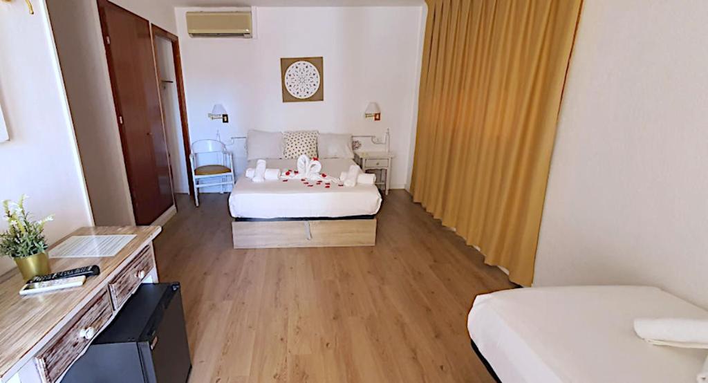 Postel nebo postele na pokoji v ubytování Hotel Mireia