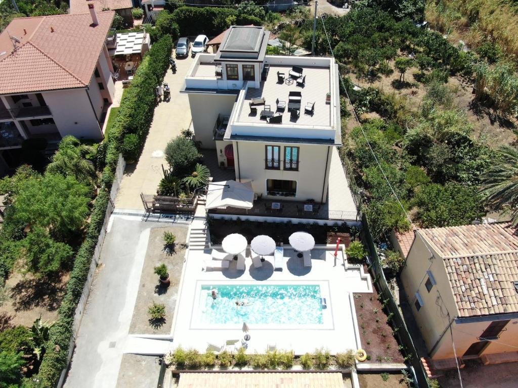 eine Luftansicht eines Hauses mit Pool in der Unterkunft Villa Margherita in Cefalú