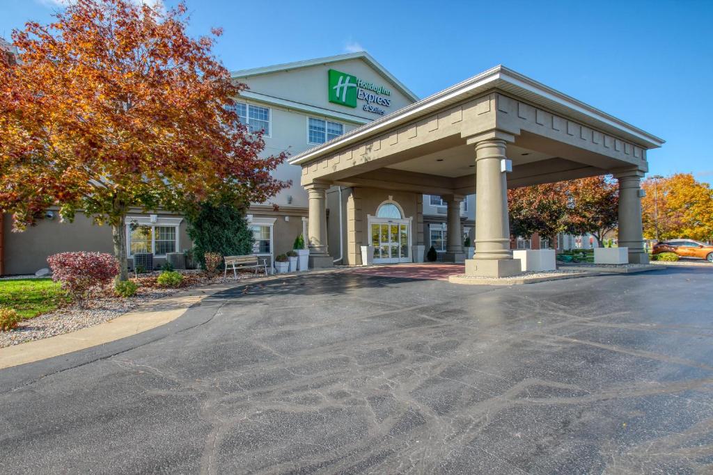 um gazebo em frente a um hotel em Holiday Inn Express Hotel & Suites Oshkosh - State Route 41, an IHG Hotel em Oshkosh