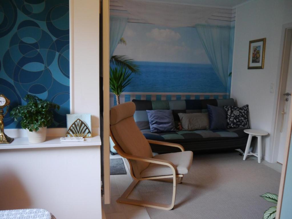 un soggiorno con divano e sedia di Blaue Welle a Varel