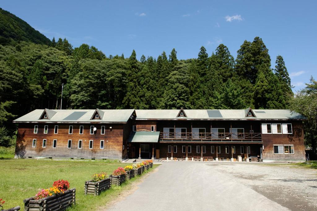 un gran edificio de ladrillo con paneles solares en Katakuri no Yado, en Tsunan