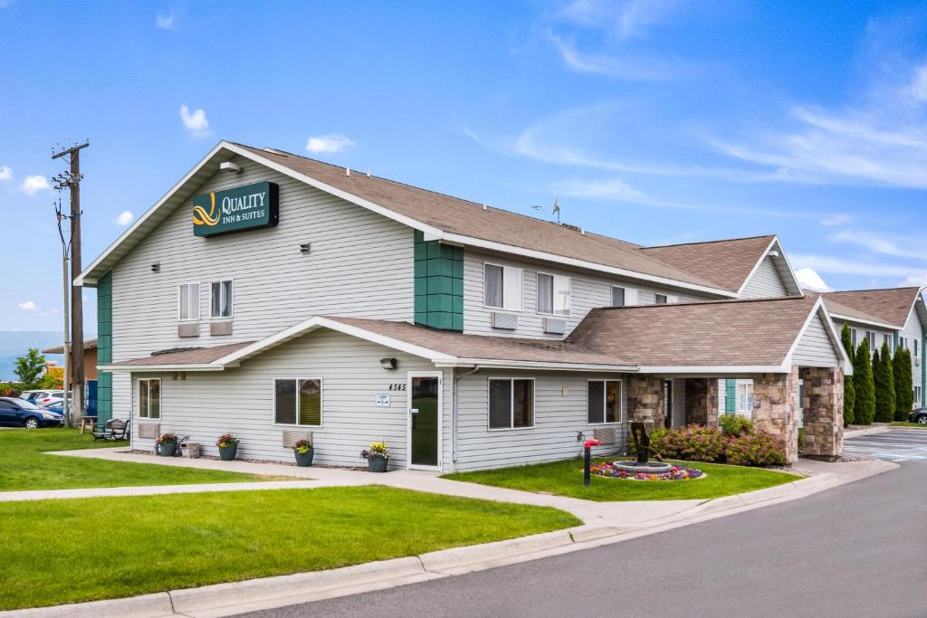 une auberge avec un panneau à l'avant dans l'établissement Quality Inn & Suites Missoula, à Missoula