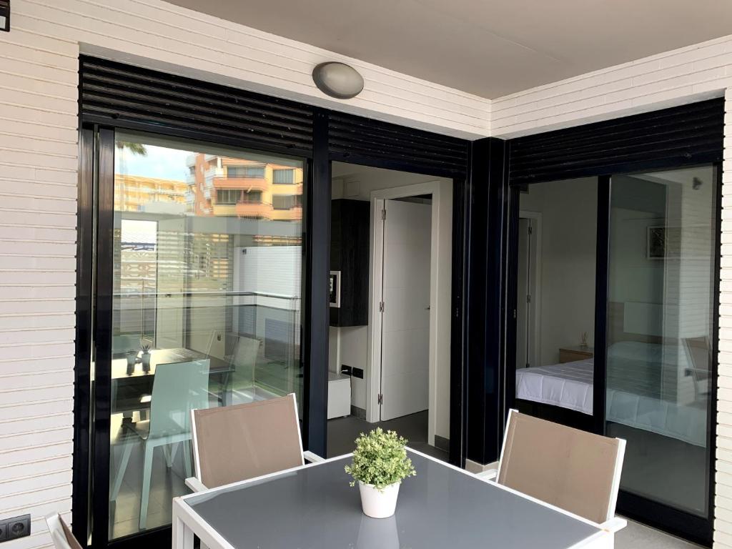 Balkón nebo terasa v ubytování Apartamento con jardín en primera linea de playa con parking y piscina
