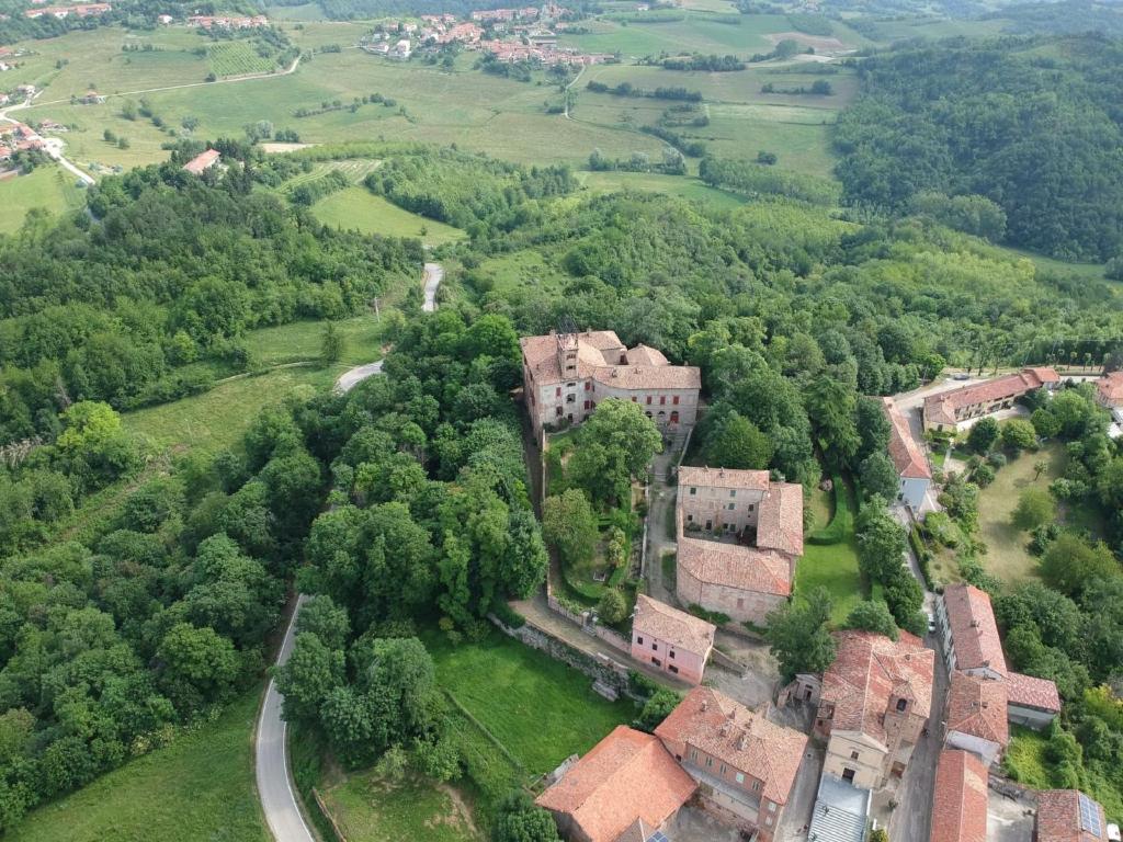 una vista aerea di un vecchio castello in un campo di Belvilla by OYO Castello di Robella a Robella