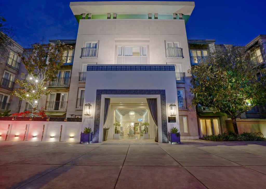 a large white building with an entry way at Hotel Amarano Burbank-Hollywood in Burbank