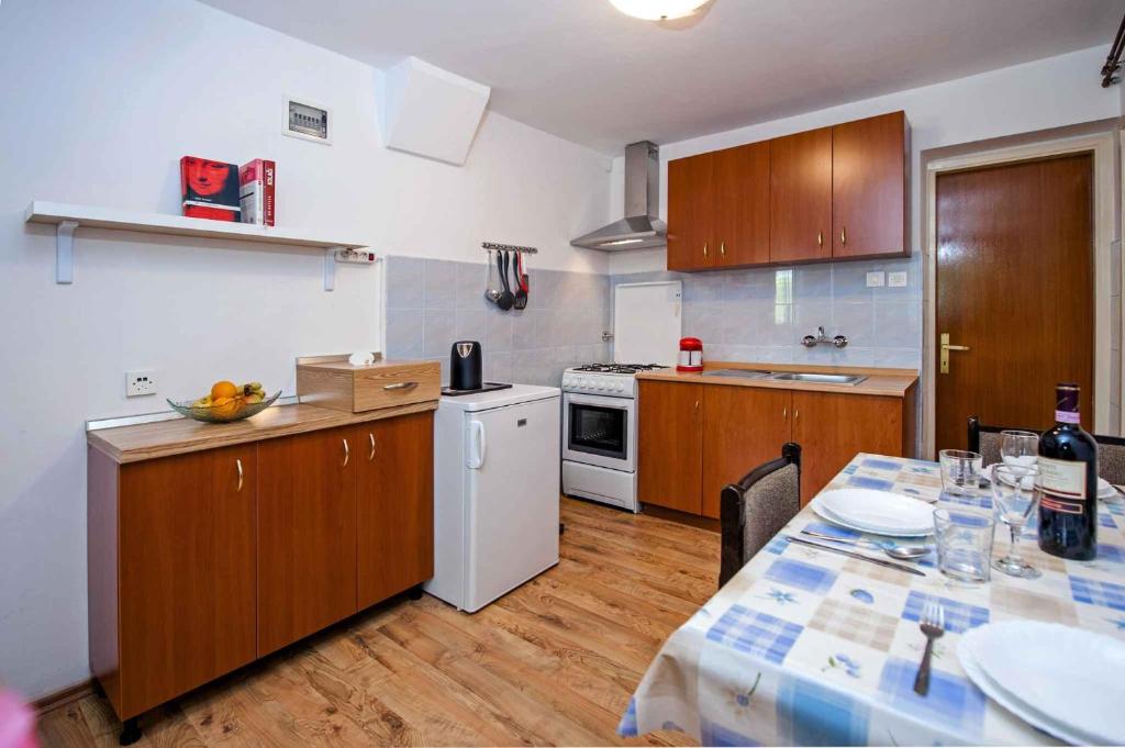 kuchnia ze stołem oraz kuchnia ze stołem i tableablish w obiekcie Apartment in Rovinj/Istrien 11562 w mieście Štanga