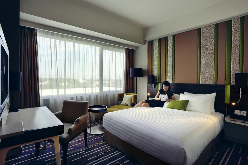 Postel nebo postele na pokoji v ubytování Mercure Serpong Alam Sutera