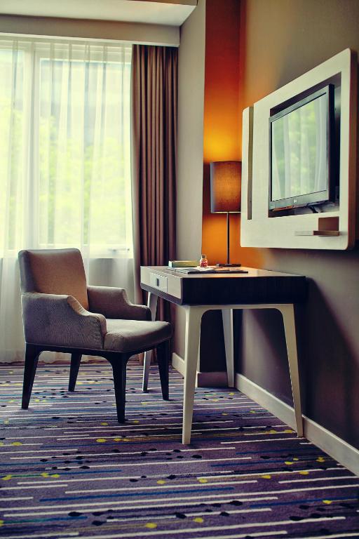 TV a/nebo společenská místnost v ubytování Mercure Serpong Alam Sutera