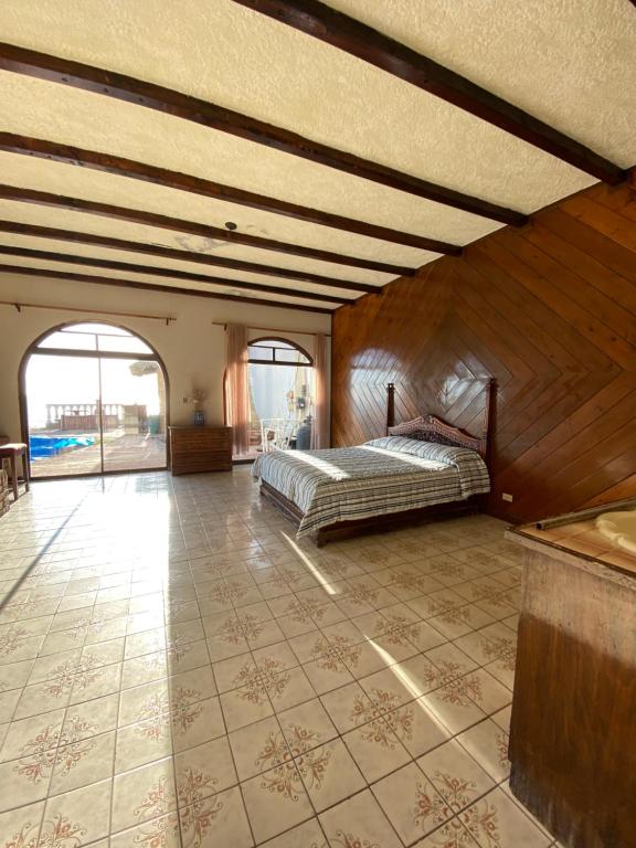 ein Schlafzimmer mit einem Bett in der Mitte eines Zimmers in der Unterkunft Ocean Front Antique House, Private Beach! in Rosarito