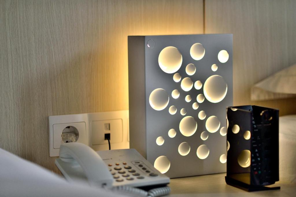 Postel nebo postele na pokoji v ubytování Zodiak Kebon Kawung by KAGUM Hotels