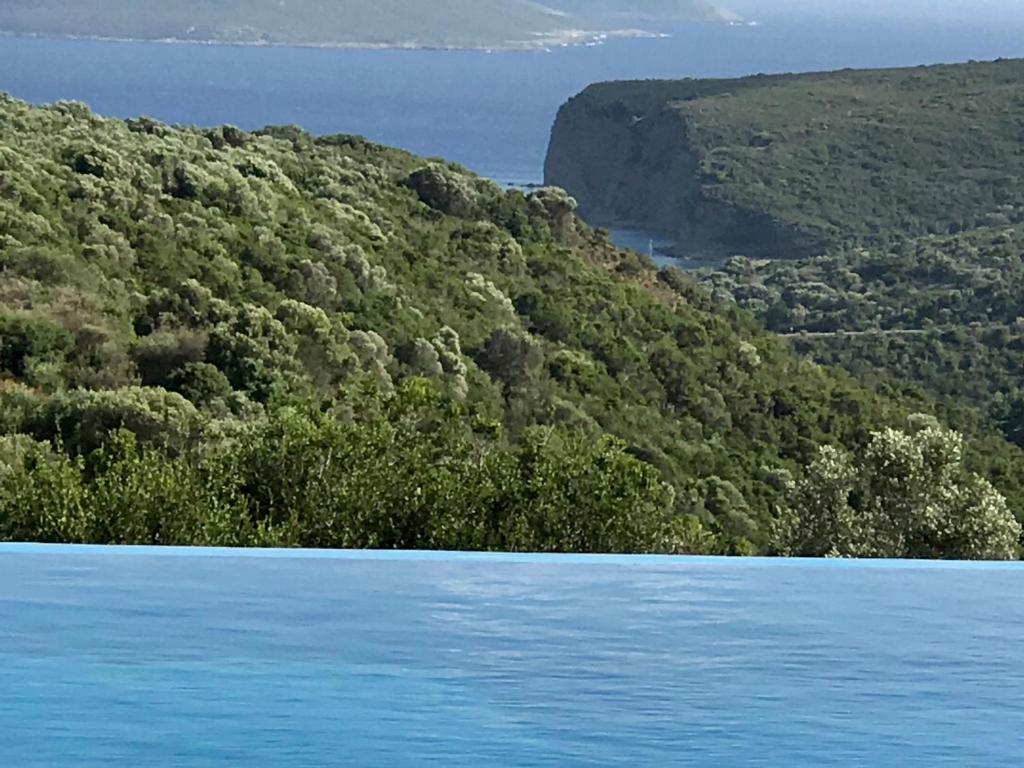 KamáriaにあるLuxurious Villa in Kamaria Peloponnese with Swimming Poolの山の横の大水