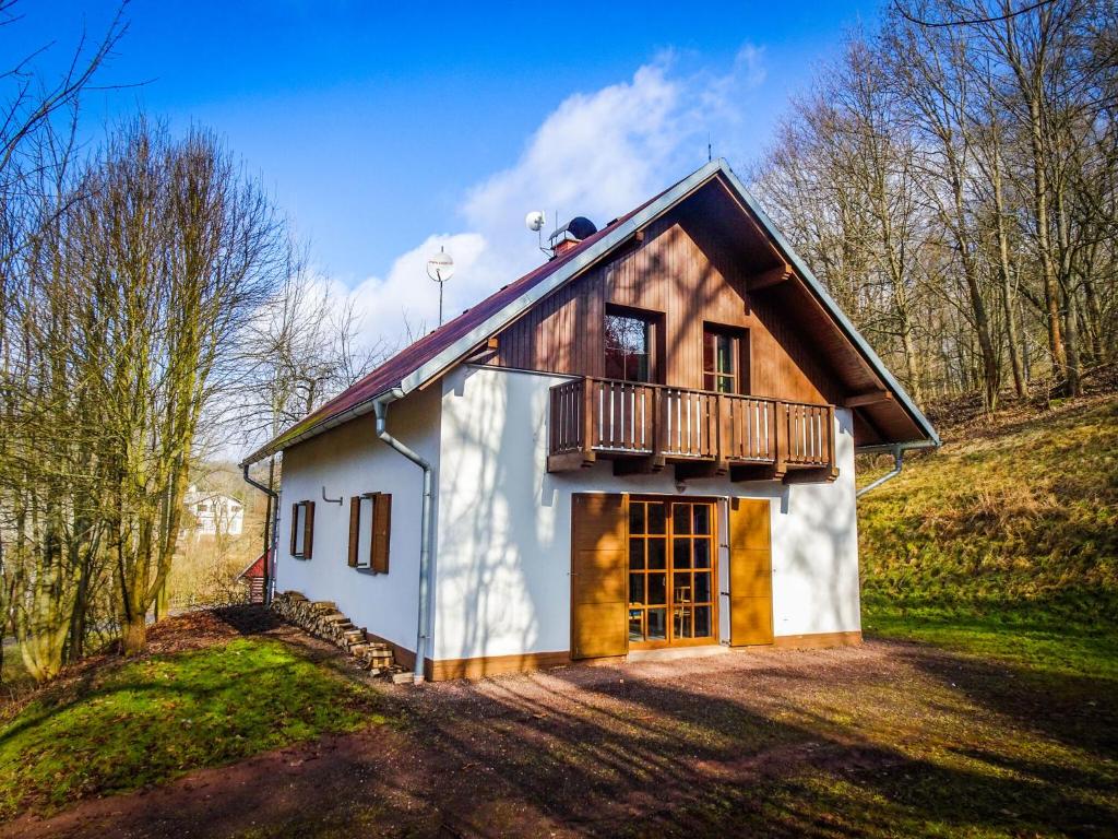RudníkにあるCozy Holiday Home near Ski Area in Javorníkの小さな家で、バルコニーが付いています。