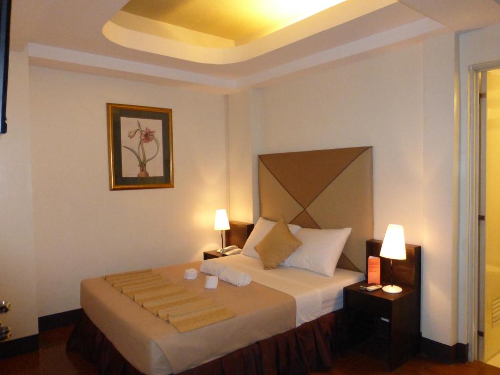 Postel nebo postele na pokoji v ubytování Silver Oaks Suites & Hotel