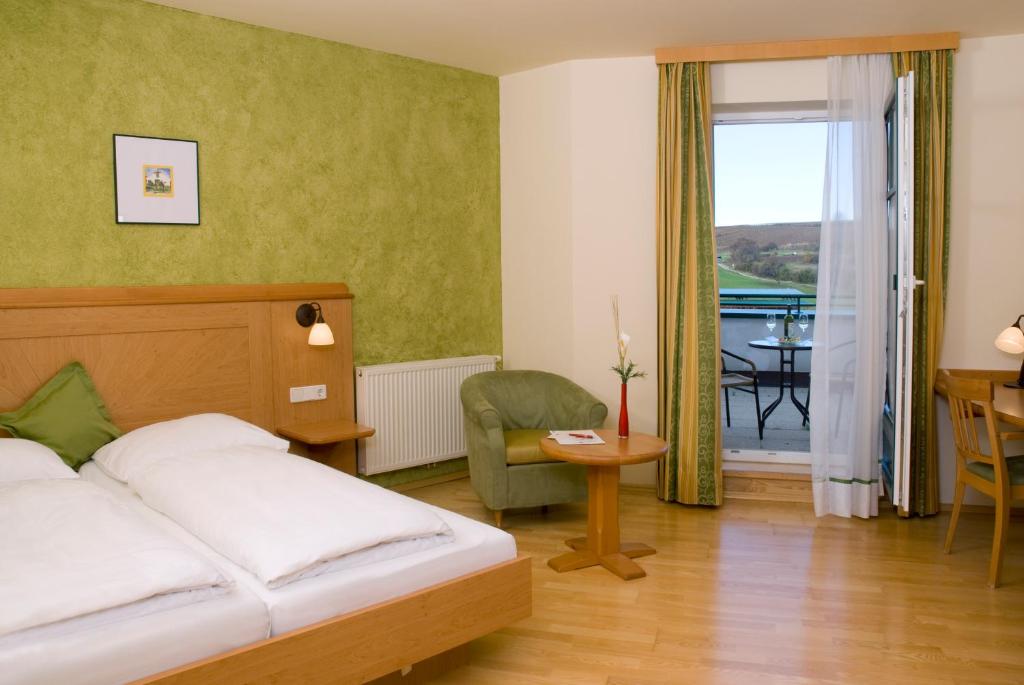 Postel nebo postele na pokoji v ubytování Hotel Neustifter